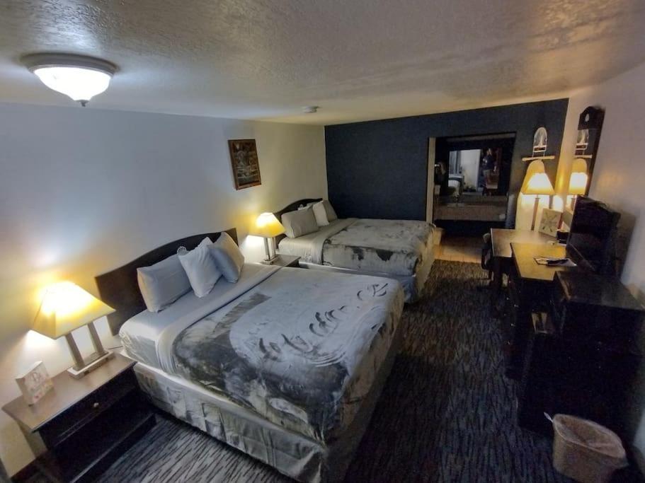 2 Queen Beds 126 Wi-fi * Stillwater